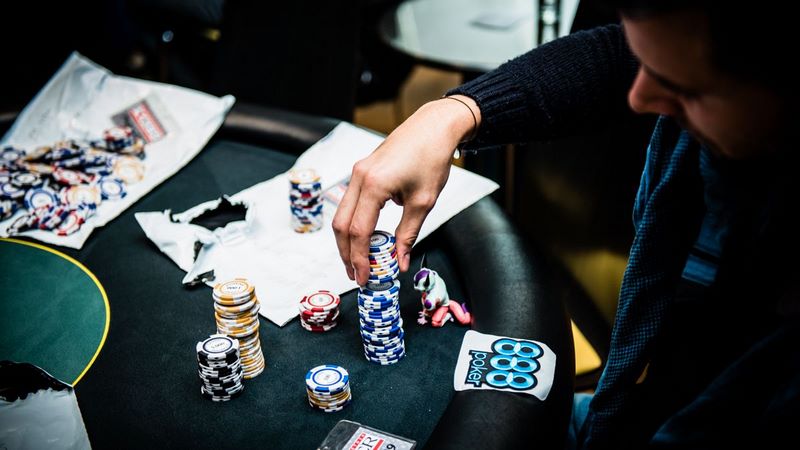 Người chơi cần nắm vững luật chơi Poker cơ bản